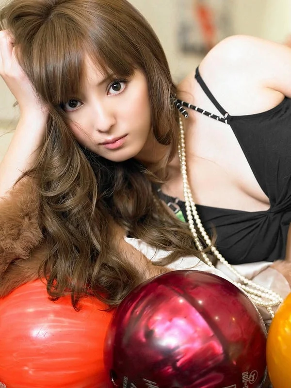 Hình ảnh Nozomi Sasaki không che với phong cách thời trang gợi cảm bên cạnh bóng bowling.