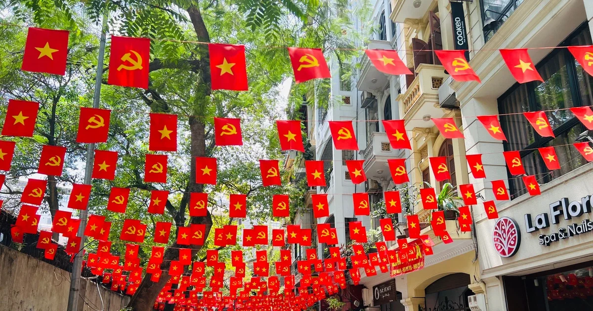 Ngõ phố Hà Nội rợp bóng cờ đỏ sao vàng