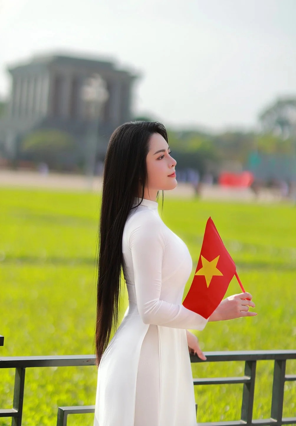 Nàng thơ" xinh đẹp check-in cùng cờ đỏ sao vàng