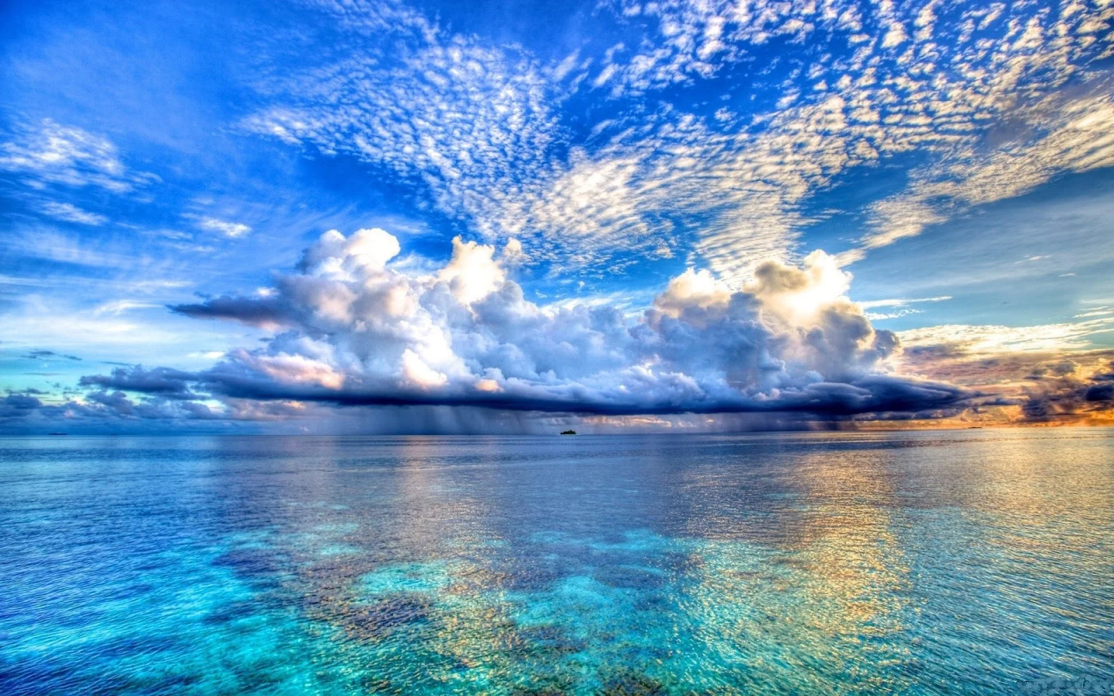 biển chill màu xanh ngọc bích dưới mây trời