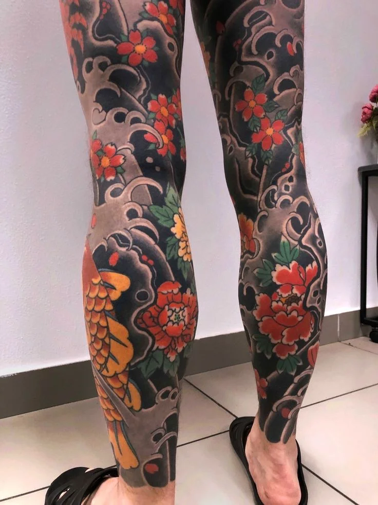 Hình xăm chân họa tiết hoa và sóng nước