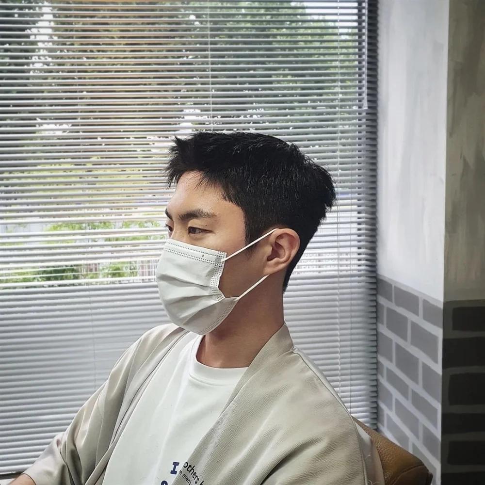 Mẫu undercut cạo 2 bên sắc sảo cho chàng cá tính