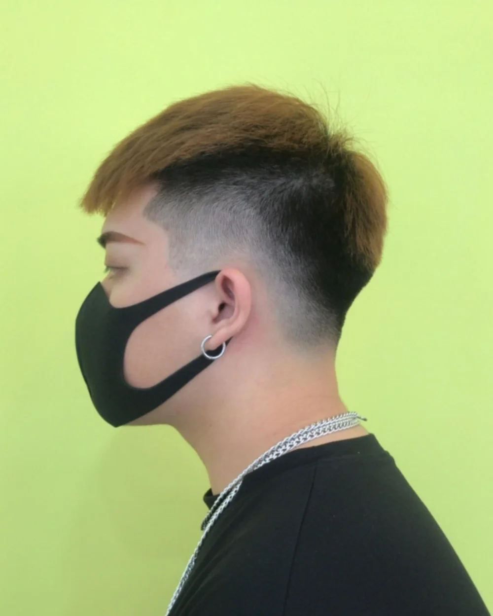 Mẫu undercut ngắn vuốt dựng năng động cho bạn trẻ
