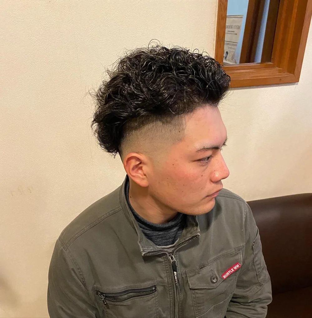 Tóc undercut vuốt ngược kết hợp bộ râu quai nón mạnh mẽ
