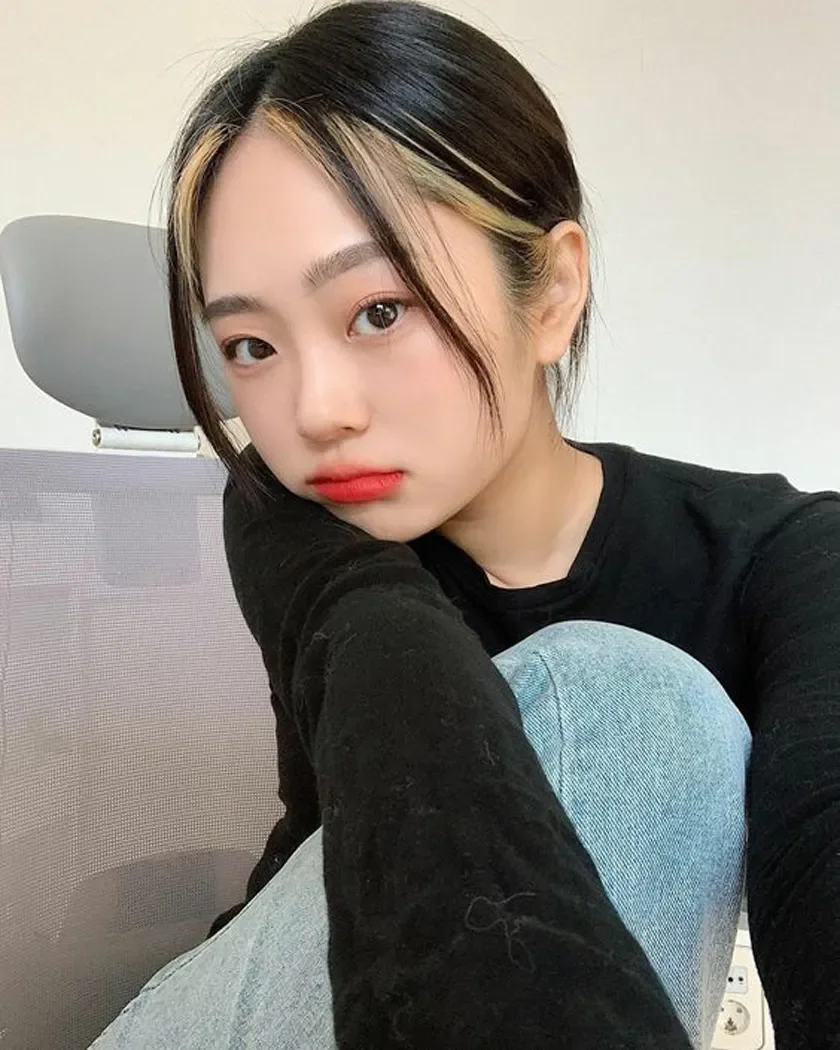 Tóc đen highlight màu đồng ngổ ngáo
