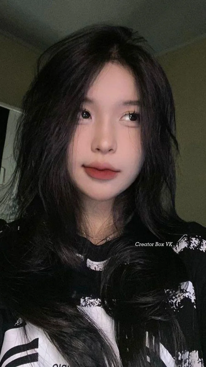 Hình ảnh gái xinh tóc ngắn với ảnh bướm cute