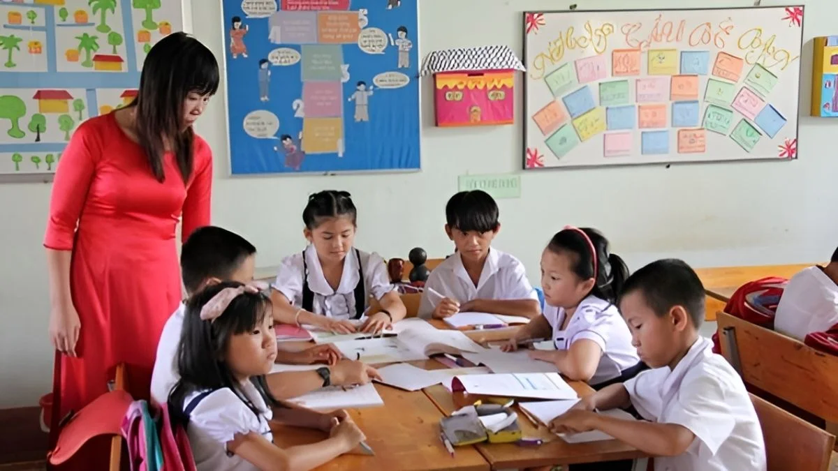 Hình ảnh lớp học cấp 1 vui vẻ