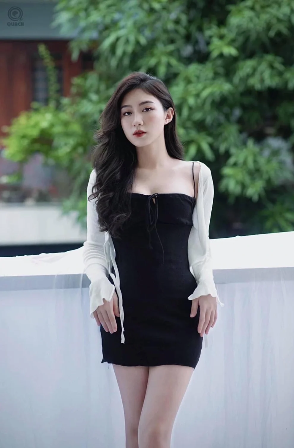 Ảnh người mẫu nữ xinh đẹp mặc váy đen khoác áo ngoài