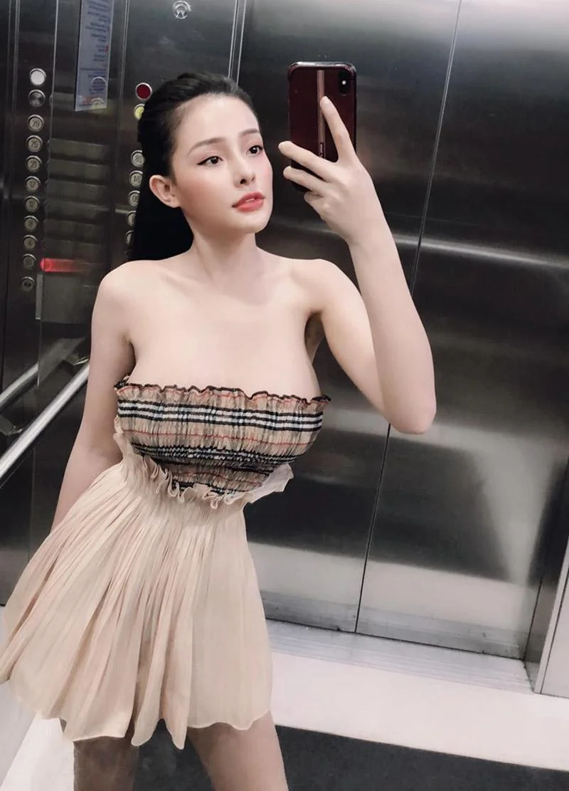 Ăn diện sexy trong thang máy, Ngân 98 gây hoang mang vì khe ngực bỗng biến mất