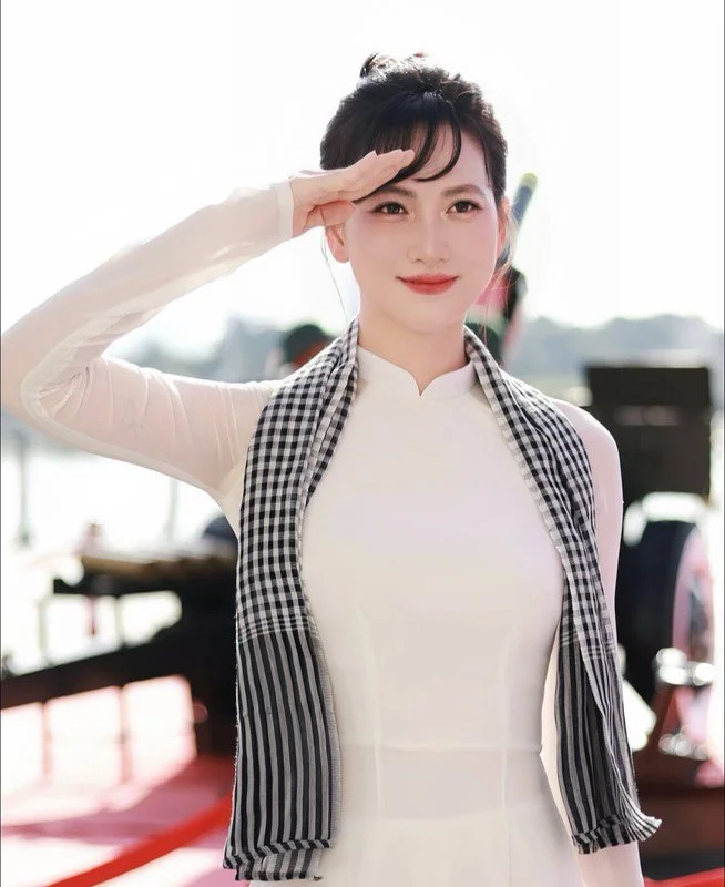 Phương Anh Đào đẹp không tỳ vết khi diện áo dài chào 30/4