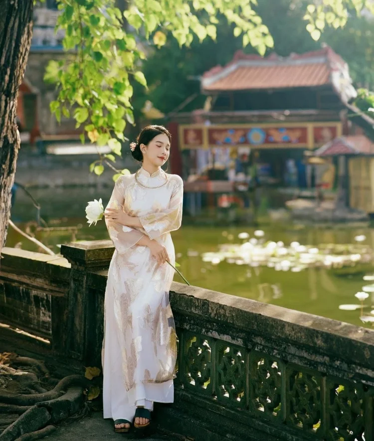 Thiếu nữ mặc áo dài bên hồ sen dịp 30/4