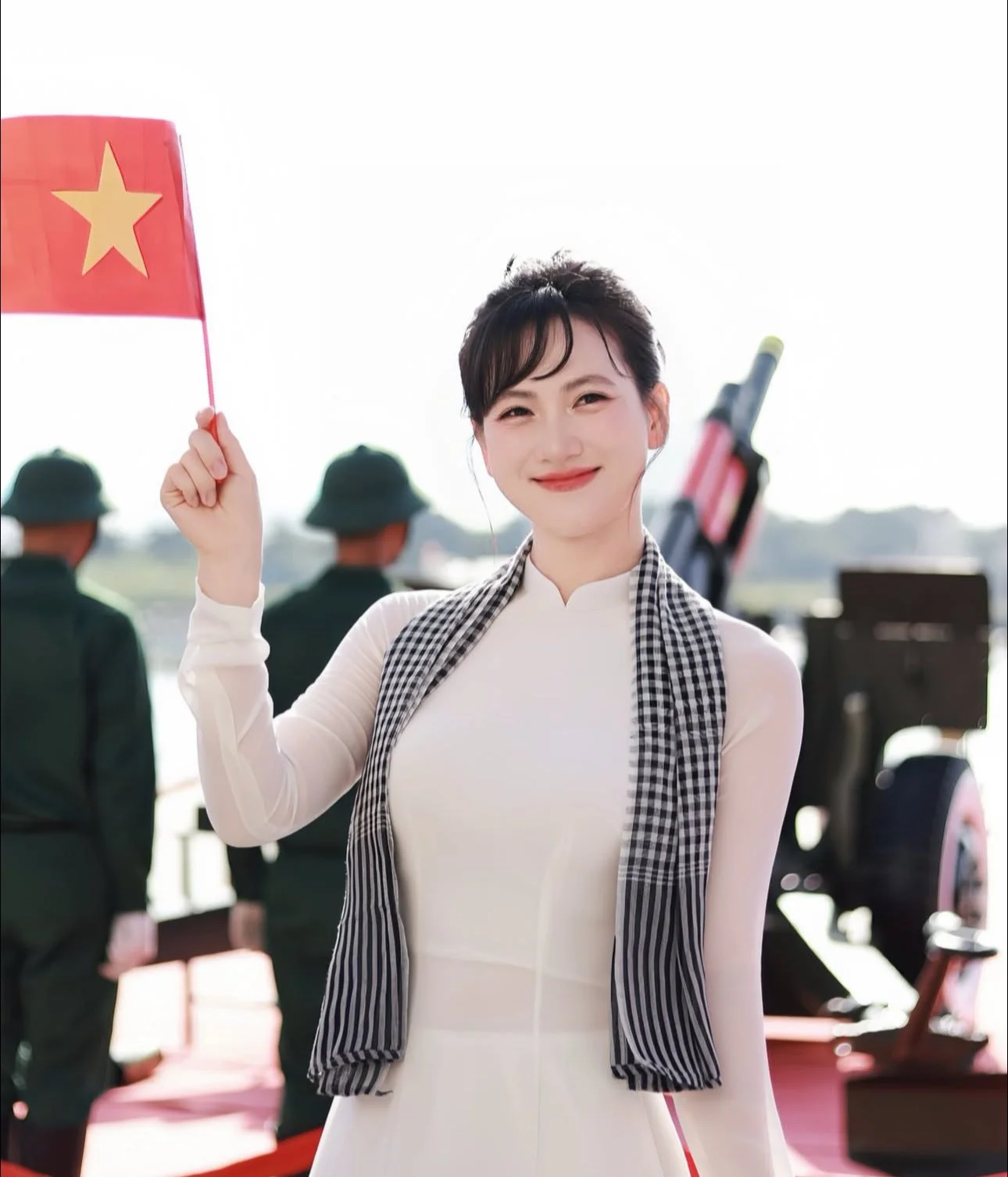 Sao Việt khoe ảnh hưởng ứng đại lễ 30/4, 1 mỹ nhân đẹp tuyệt đối át dàn Hoa hậu