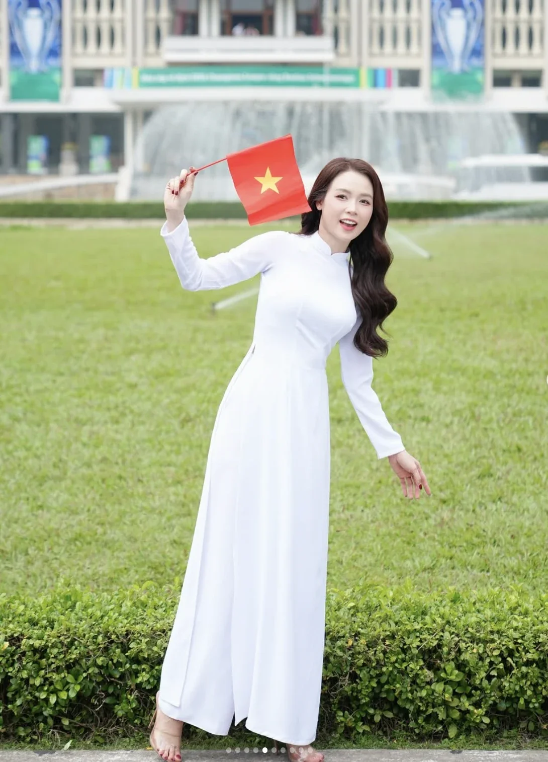 Minh Hằng, Sam tự hào trong tà áo dài mừng lễ 30.4