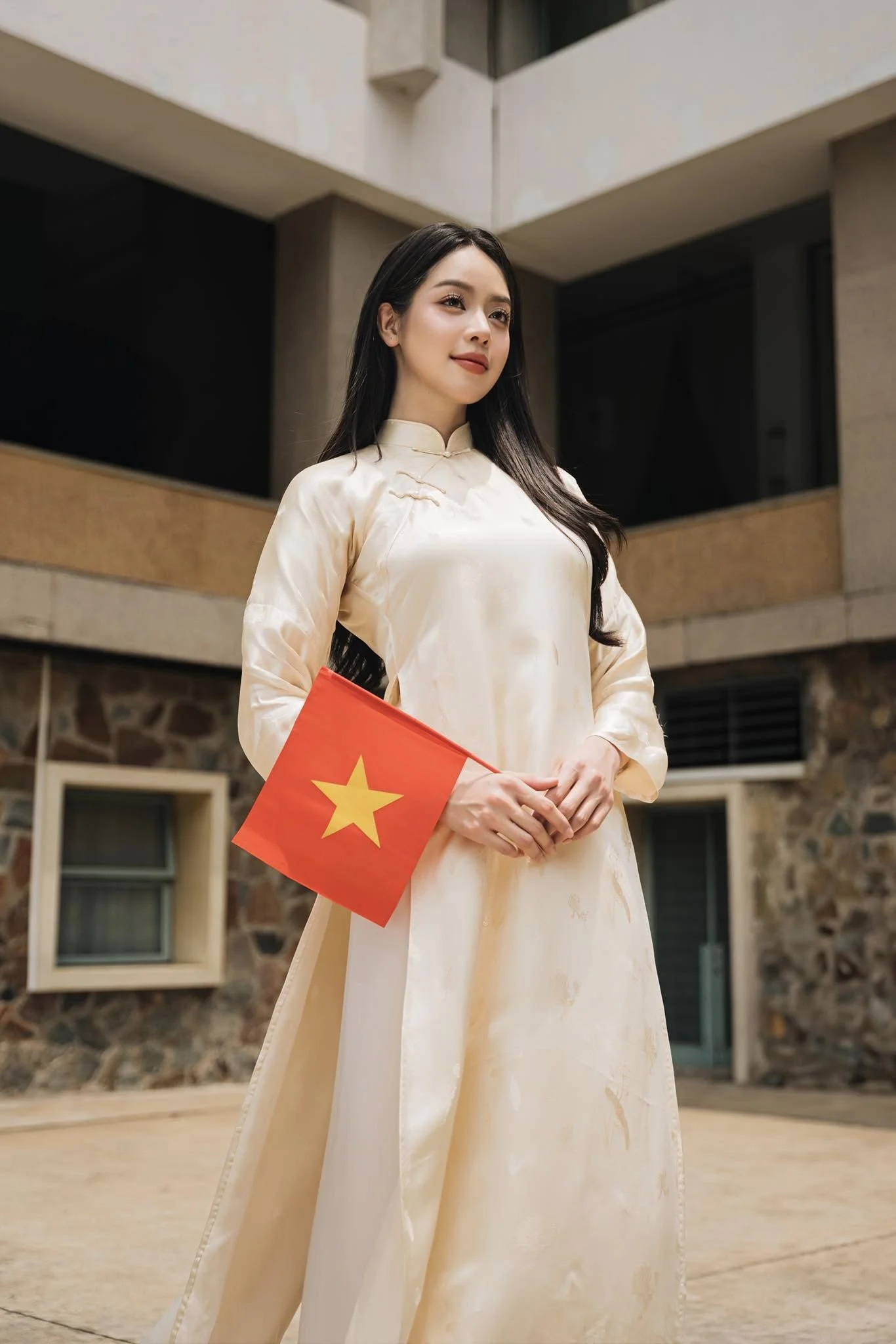Giai nhân Vbiz nô nức mừng Đại Lễ 30/4: Áo dài lần nữa lên ngôi!