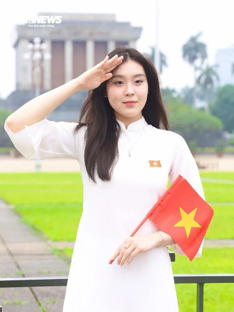 Giới trẻ mặc áo dài, cầm cờ Tổ quốc hào hứng check-in dịp đại lễ 30/4