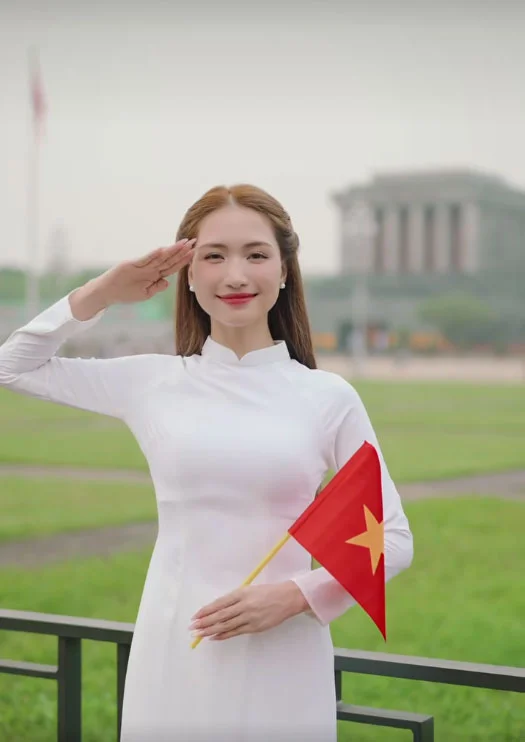Hòa nhập xu hướng mặc áo dài mừng kỷ niệm 50 năm ngày 30/4 | Harper's Bazaar Việt Nam