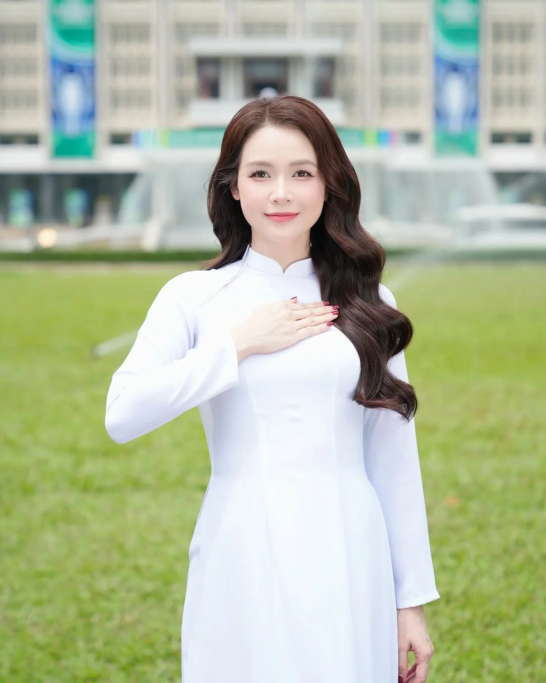 Hòa nhập xu hướng mặc áo dài mừng kỷ niệm 50 năm ngày 30/4 | Harper's Bazaar Việt Nam (2)
