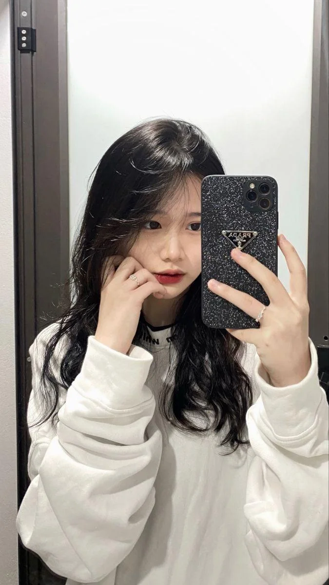 Ảnh gái xinh mặc áo croptop và tóc ngắn cute