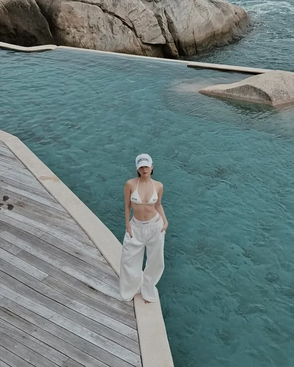 Ngọc Trinh khoe bikini