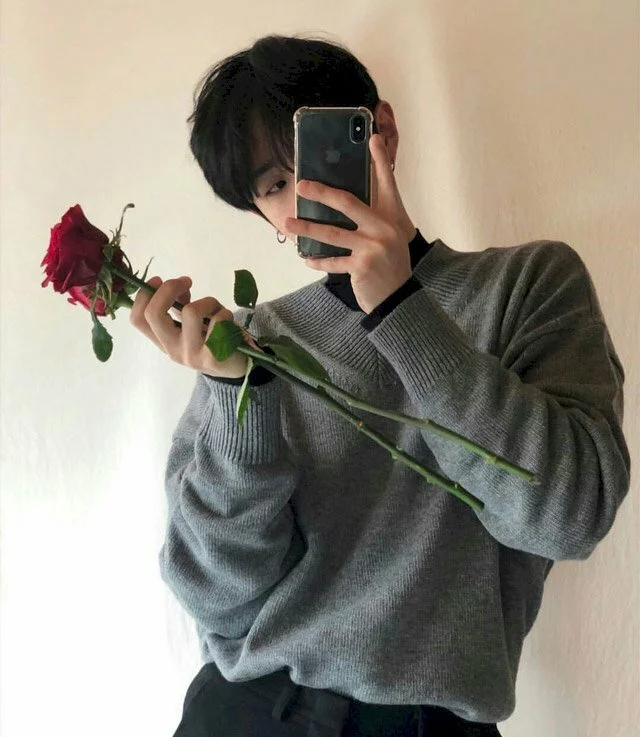 Ảnh trai đẹp cầm bông hồng, che mặt cute