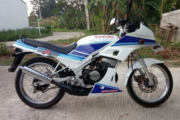 Ảnh bìa đẹp của xe mô tô Suzuki cổ điển màu trắng xanh trên đường làng xanh mát