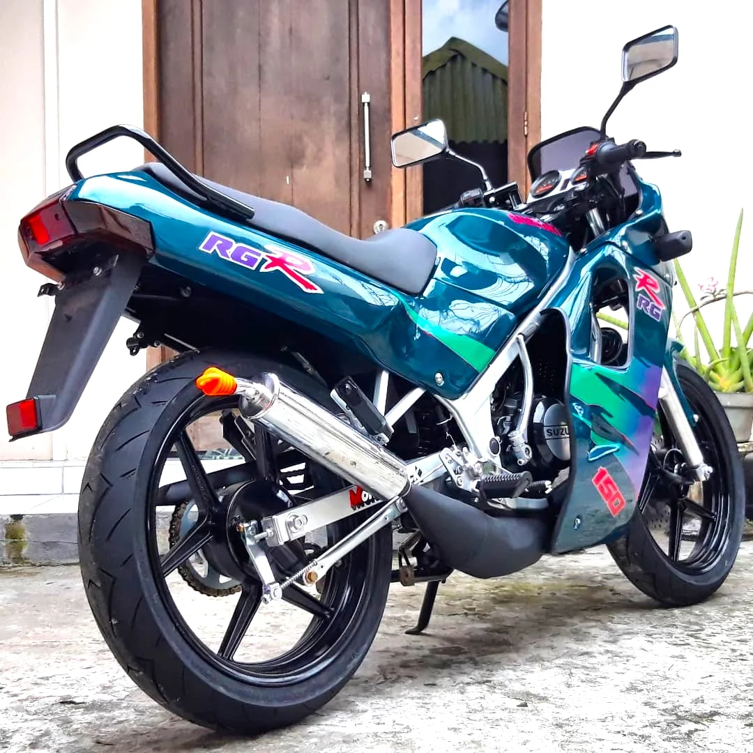 Ảnh bìa đẹp với xe máy thể thao Suzuki RG màu xanh ngọc nổi bật trước hiên nhà