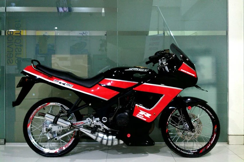 Ảnh bìa đẹp với xe máy thể thao Suzuki màu đỏ đen trong không gian trưng bày hiện đại