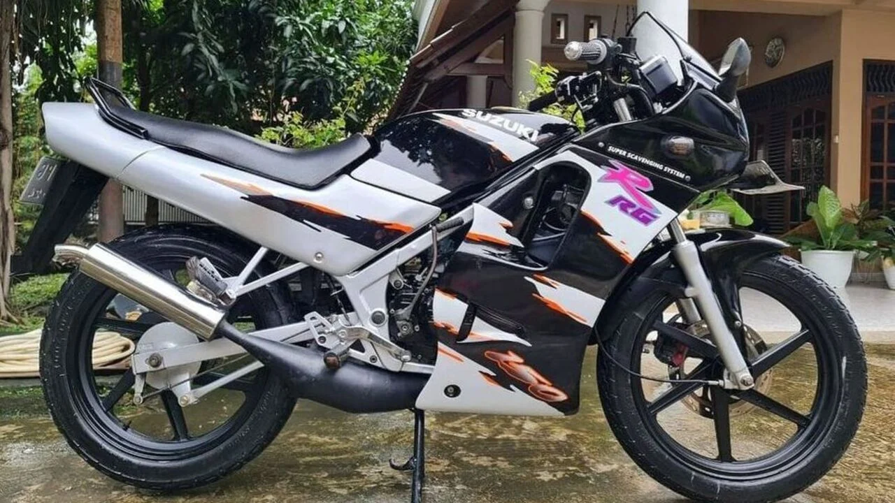 Ảnh bìa đẹp với xe mô tô Suzuki thể thao màu đen trắng họa tiết cam đậu trước ngôi nhà