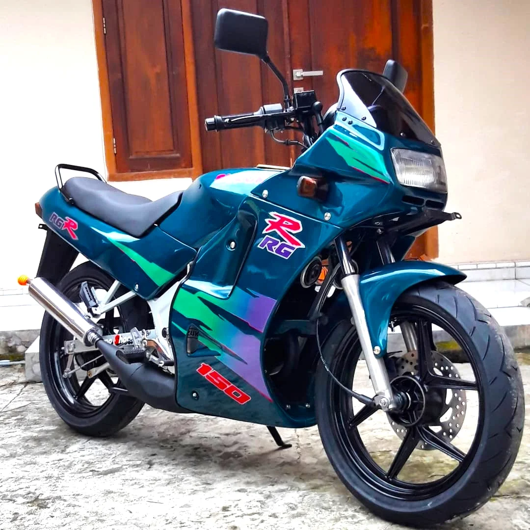 Ảnh bìa đẹp của chiếc mô tô thể thao màu xanh ngọc với thiết kế cá tính trước cửa gỗ