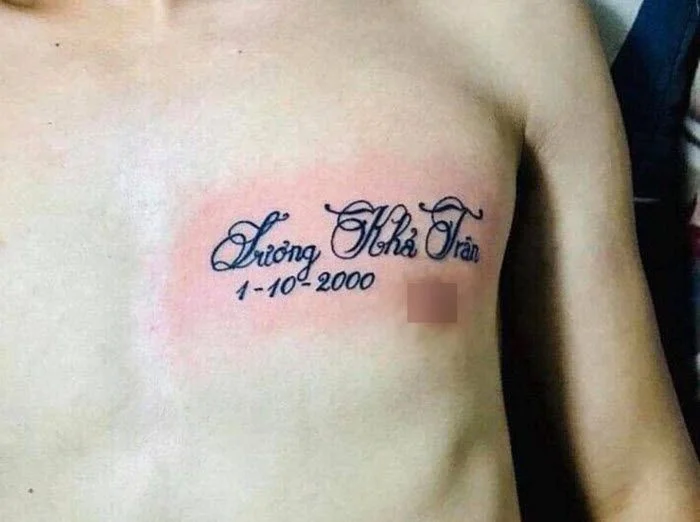 Hình xăm tên Trường Khả Trân kèm ngày sinh trên ngực