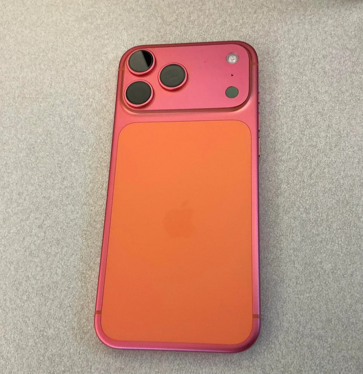 Mẫu concept iPhone 17 màu cam nổi bật