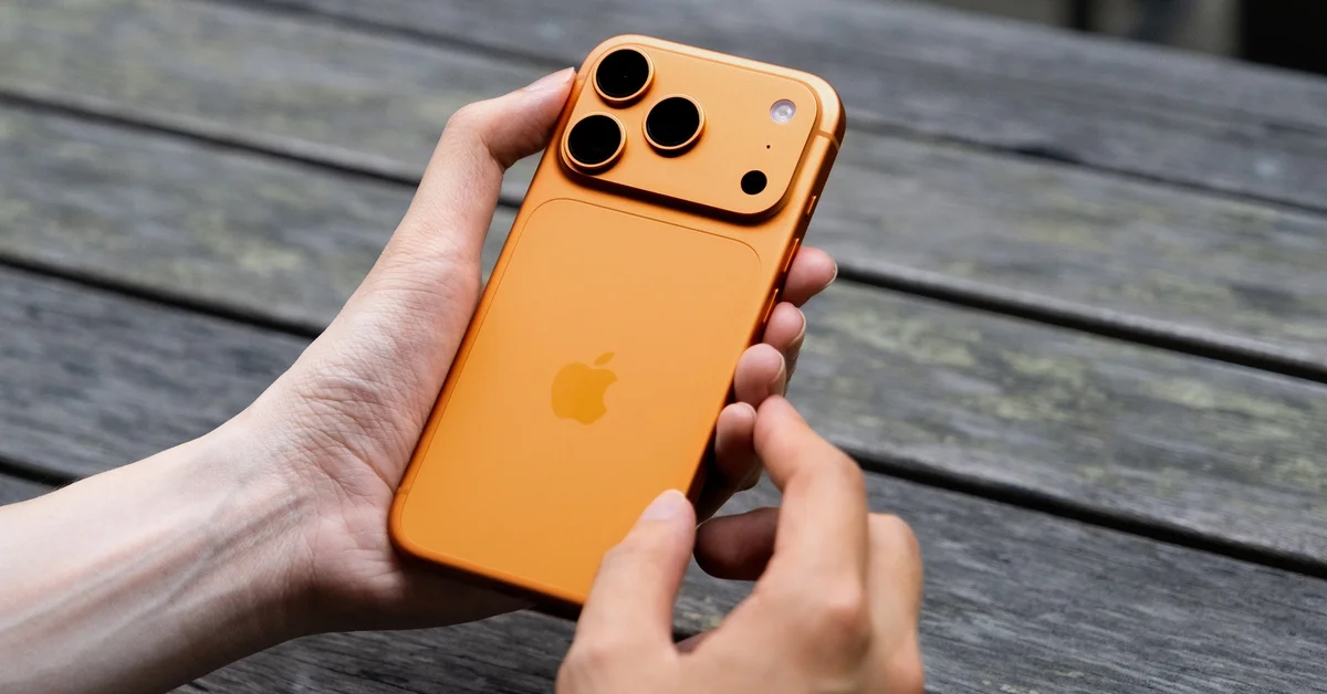 Cầm trên tay iPhone 17 màu cam