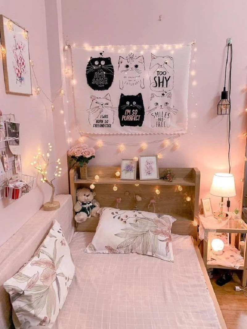 Ý tưởng decor phòng ngủ nhỏ với tông màu hồng nhẹ nhàng và phụ kiện trang trí dễ thương